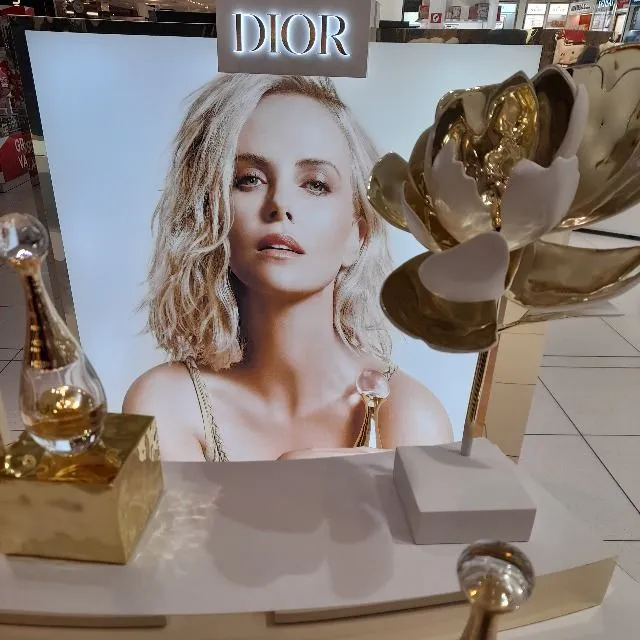 Lyx & skönhet  Visst är de vackra Dior's J'adore-flaskor