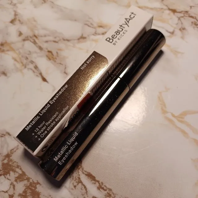 En metallic eyeshadow från BeautyAct blev det idag, på rean