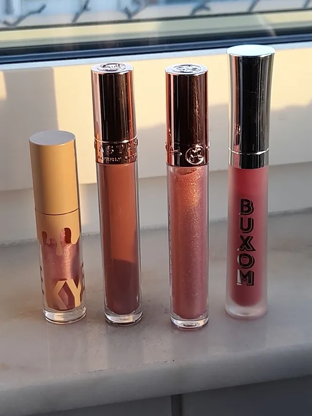 Älskar dessa lip gloss! 🥰  Är Anastasia, Buxom eller Kylie - 3