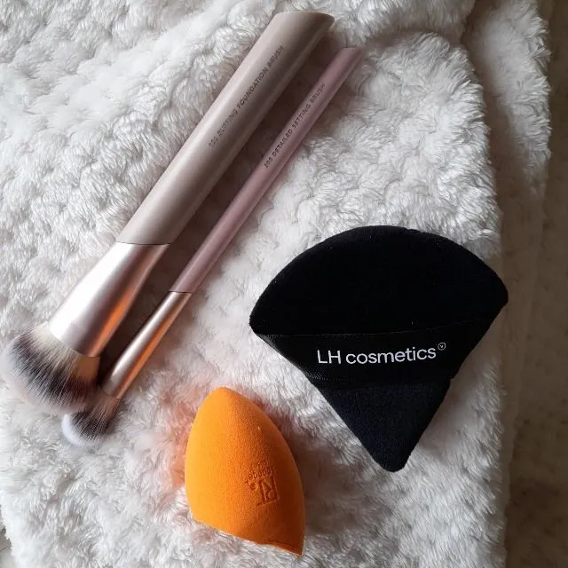 Grymt bra makeupverktyg för att applicera bas 🥰  Har många