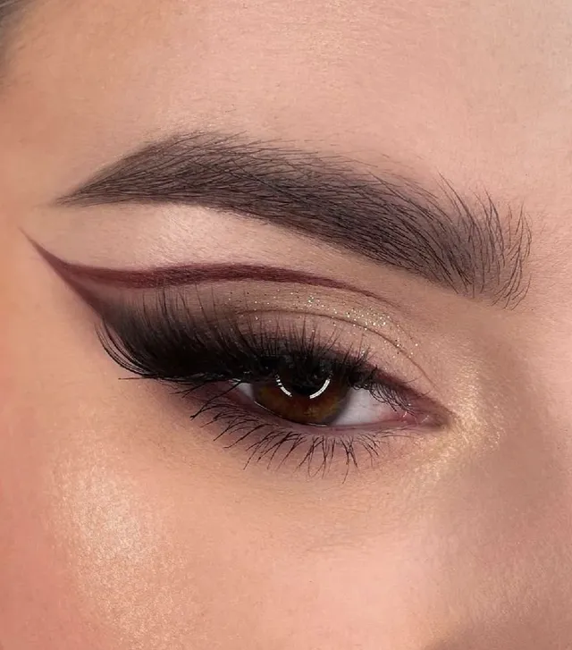 Kreativ Makeup med en skarp liner av färgen Satin Maroon