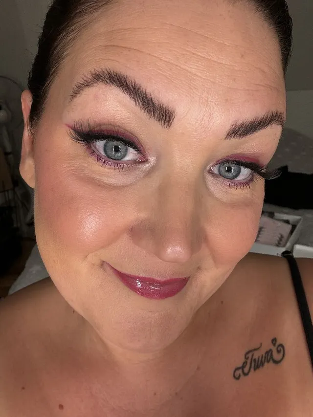 Rosa eyeliner 🩷 #aweekofcolourwithfrida