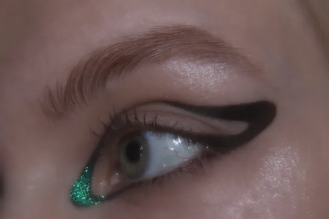 En graphic eyeliner som kan göras till nyår om man vill