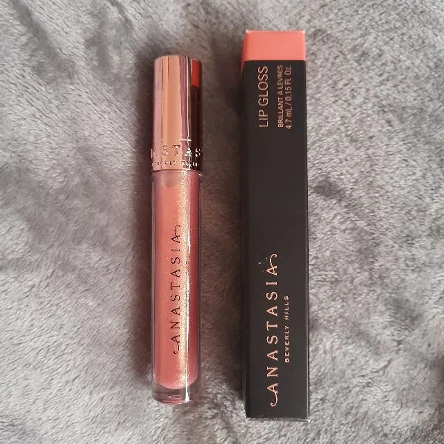 Älskar dessa lip gloss! 🥰  Är Anastasia, Buxom eller Kylie