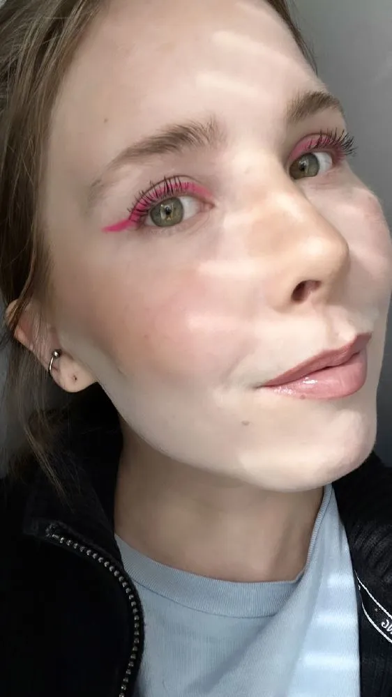 Rosa eyeliner.