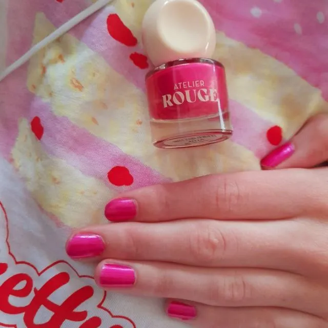 Älskar detta nagellack 🥰  Atelier Rouge och sommarens