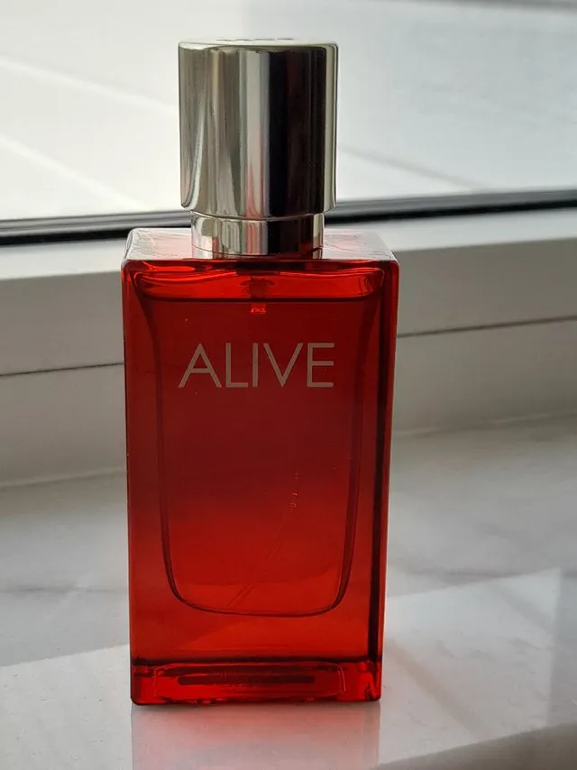 ALIVE Parfum by Hugo Boss   Fräscha blomnoter, läder och trä