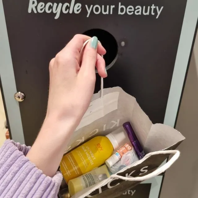 Återvinn ditt kosmetiska avfall i en KICKS butik ♻️  Vilka