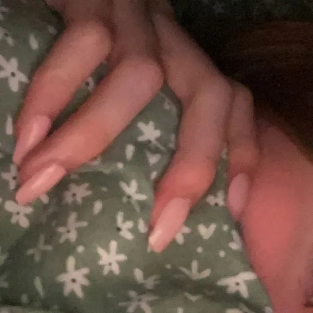 älskar rosa naglar