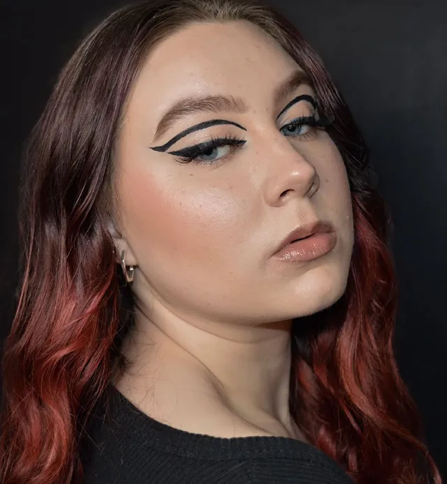 Jag lät ett tiktok filter bestämma min eyeliner! Hur kul som